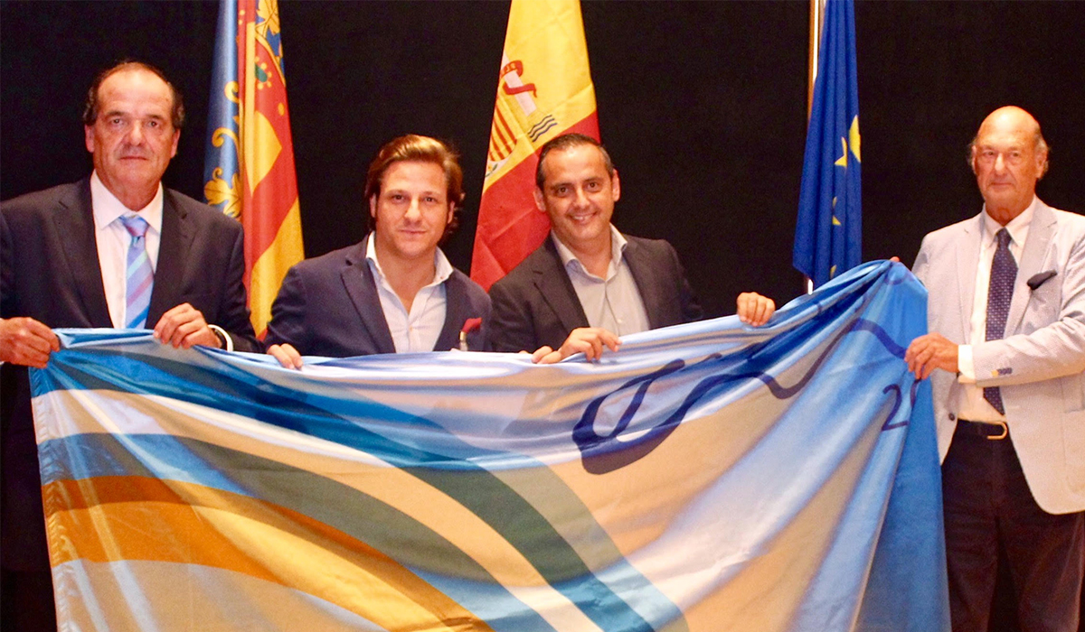 La playa natural de Los Bajos recibe la bandera Ecoplayas