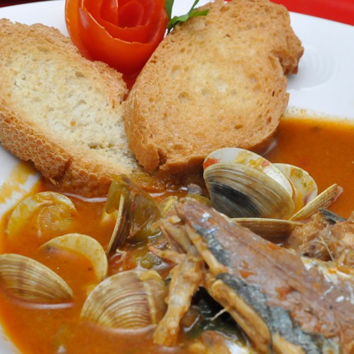 Gastronomía Roquetas de Mar Caldo con Pimentón