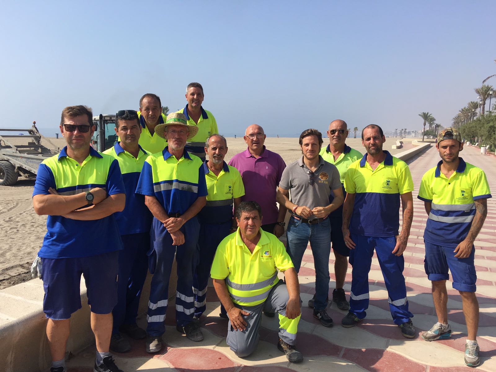 El dispositivo de limpieza del Ayuntamiento de Roquetas recoge 48 toneladas de cenizas en la mañana de San Juan